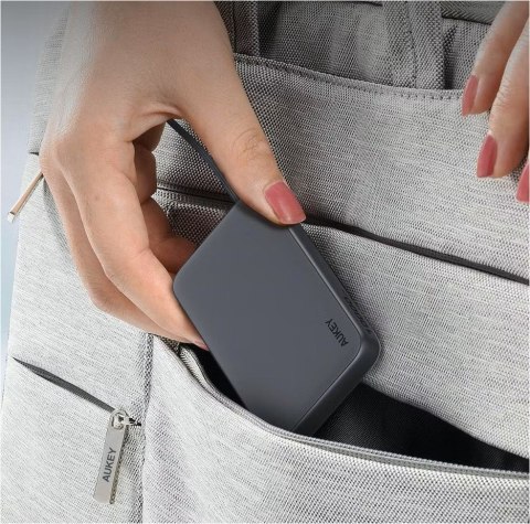 PB-Y53P PowerBank | 10000mAh | 22.5W | 4xUSB | kabel USB-C PB-Y53P PowerBank | 10000mAh | 22.5W | 4xUSB | kabel USB-C
