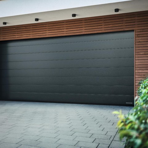 Brama garażowa segmentowa Renomatic/Hormann z napędem ProLift500-2 i szyną FS30 - przetłoczenia M Woodgrain. Wymiar 2500x2125mm.