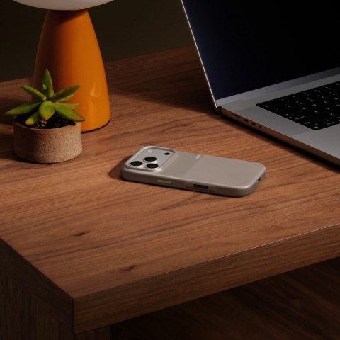 Etui Beats Rugged zgodne z MagSafe i panelem Sterowanie aparatem do iPhonea 17 Pro - alpejski szary Etui Beats Rugged zgodne z MagSafe i panelem Sterowanie aparatem do iPhonea 17 Pro - alpejski szary