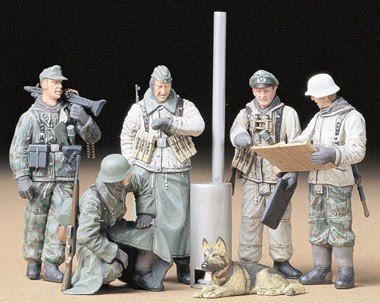 1/35 German Soldiers at Field Briefing 1/35 German Soldiers at Field Briefing